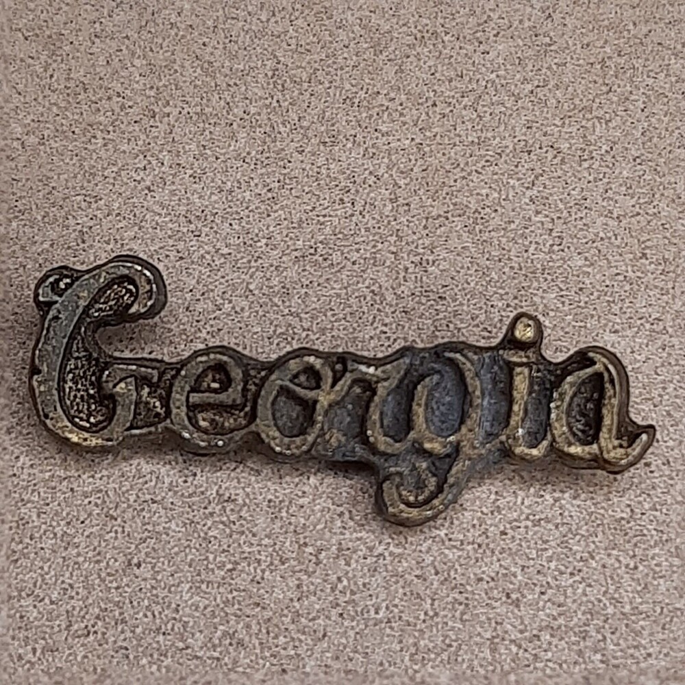 Vintage "Georgia" metal lapel tac pin Gold/Brass-Tone Southern State script font